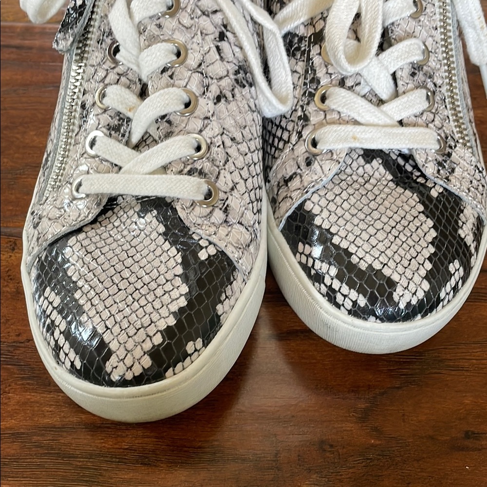 Naturalizer Leather Black and White Snake Pattern Sneakers- 7.5M EUC! - Picture 3 of 9